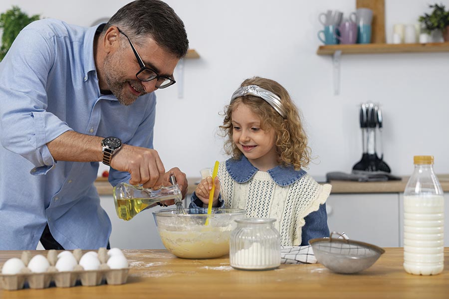 Cocinando bizcocho en familia con aceite